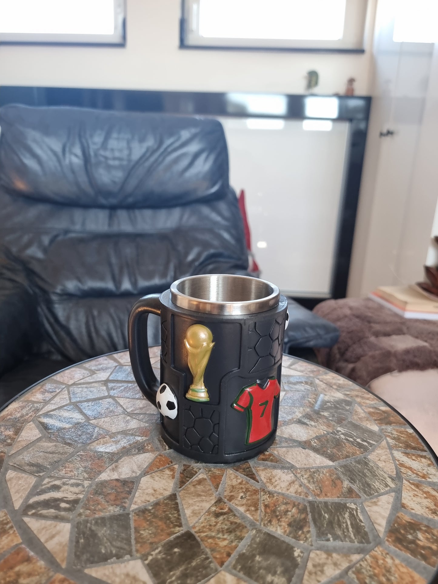 Fudbal šolja (dres broj 7)